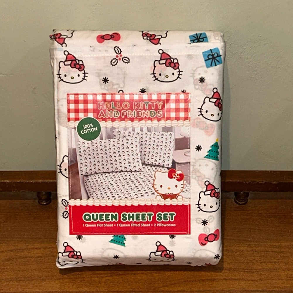 HELLO KITTY Christmas Themed 4 Piece Queen Sheet Set Made By Sanrio NWTS
